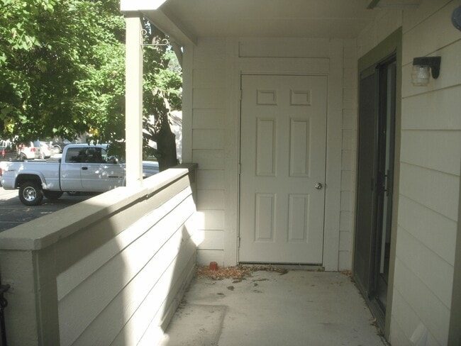 Building Photo - 942 S Walden St