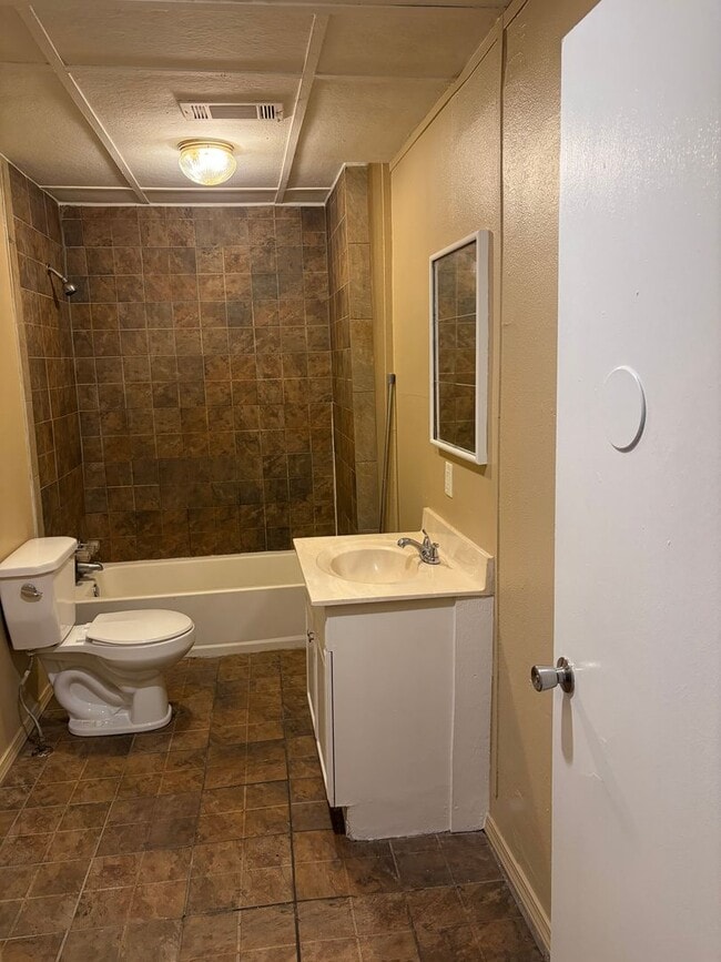 Building Photo - Charming 4-bedroom, 1-bath home located in the heart of Van Buren featuring a spacious layout, ha...
