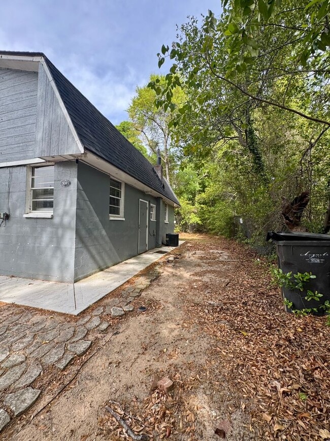 Building Photo - Unit B – Rear Home