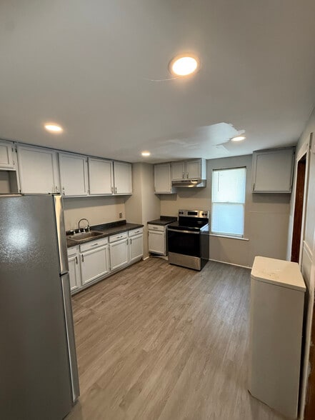Building Photo - 1365 Capouse Ave