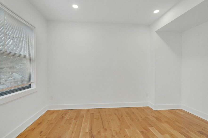 Building Photo - 71 Mission St