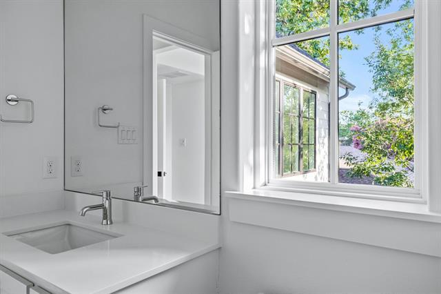 Building Photo - 9232 San Fernando Way