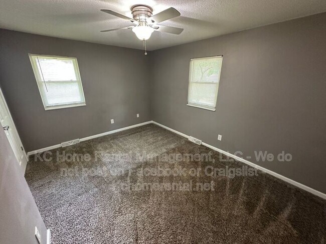 Building Photo - 424 NE Lakeview Dr