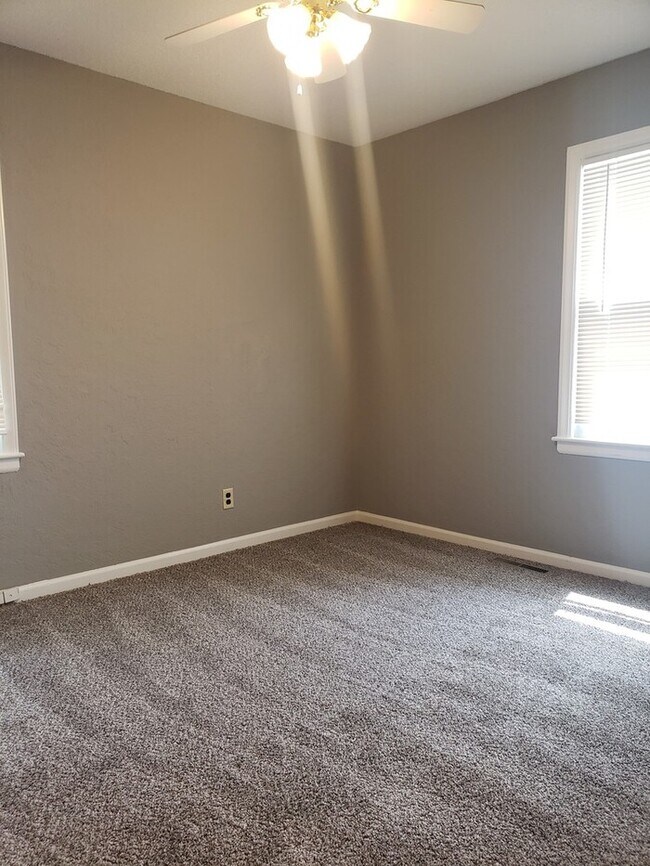 Building Photo - Remodeled Raytown Home-Available NOW!!