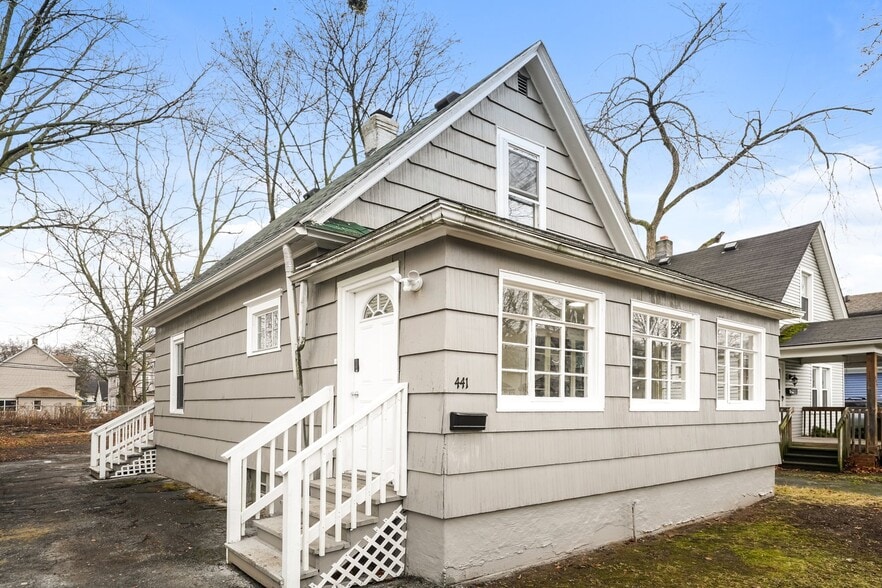 Building Photo - 441 Cottage St