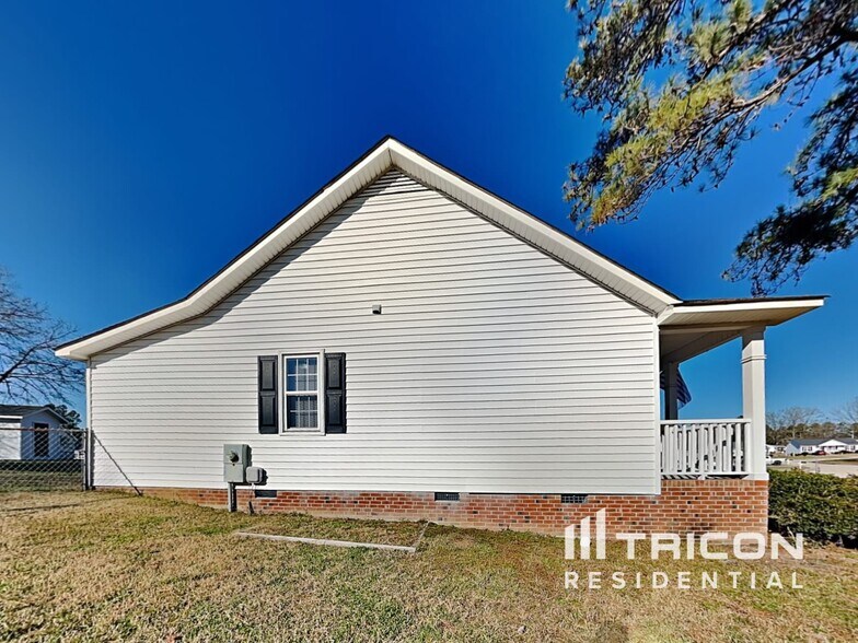 Building Photo - 1004 Spruce Dr