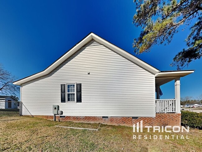 Building Photo - 1004 Spruce Dr