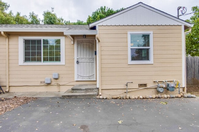 Building Photo - I Street