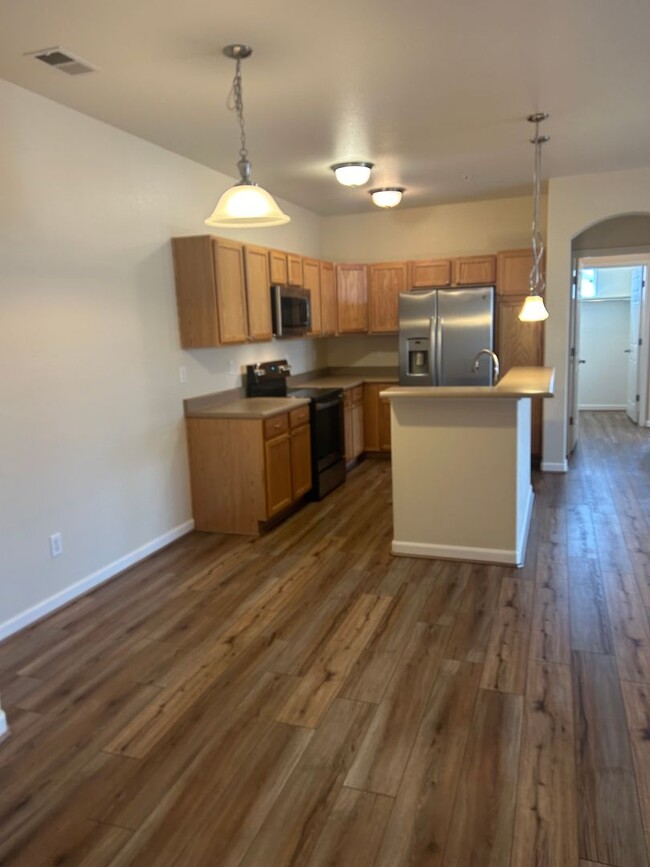 Building Photo - Updated 2 Bedroom Condo With Garage!