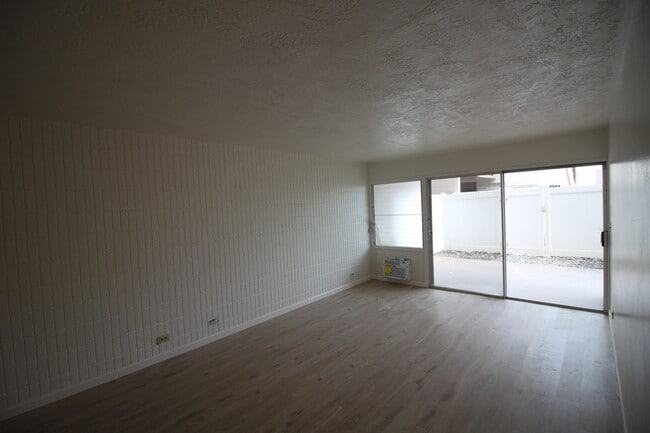 Building Photo - 2 bed, 1 bath, 1 parking Unit available in...
