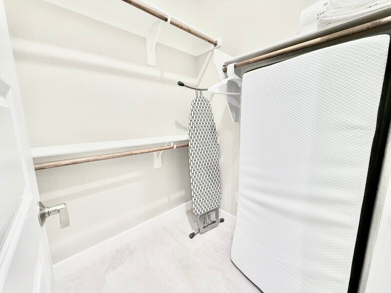 Building Photo - 2506 E Pleasant Ln