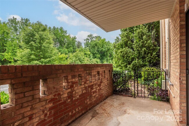 Building Photo - 4739 Hedgemore Dr
