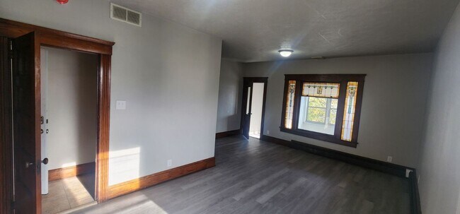 Building Photo - Newly Renovated 2 bedroom/1 bath Apartment!