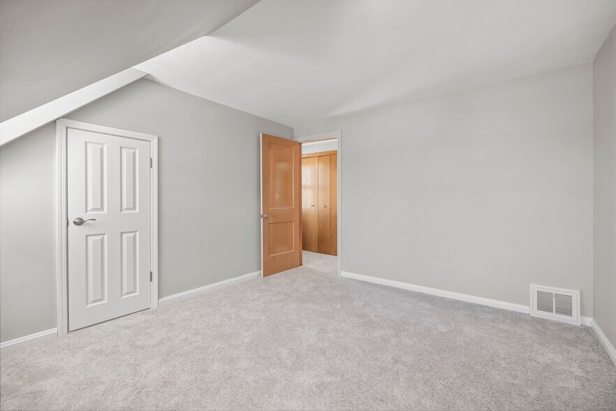 Building Photo - 1515 Longwood Dr