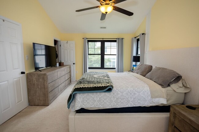 Building Photo - Rare Opportunity in Potomac Crossing!