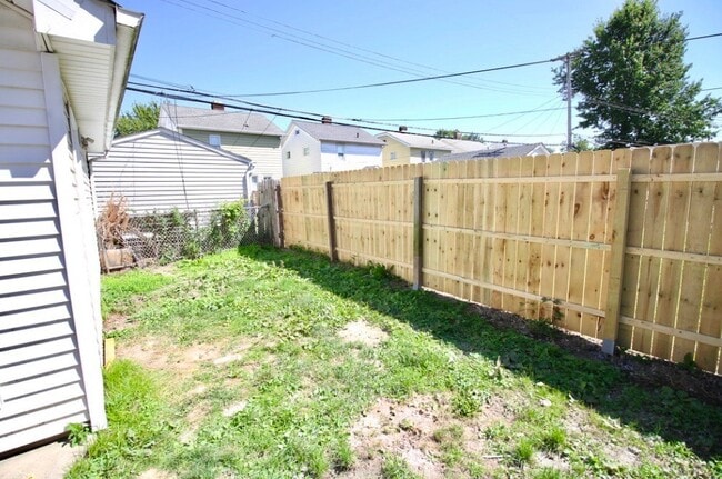 Building Photo - Single Family Home 2 beds 1 bath FOR RENT