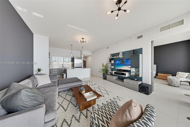 Building Photo - 2020 N Bayshore Dr