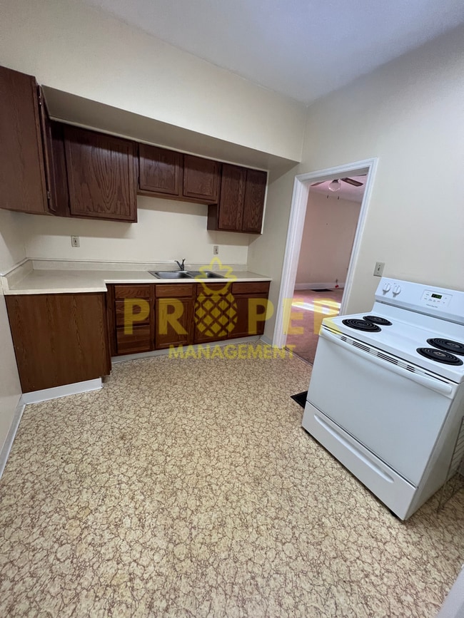 Building Photo - 2 bedrooms 1 bathroom house