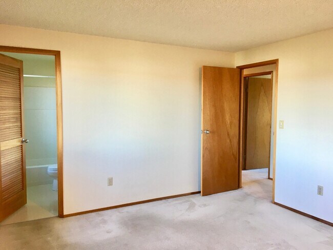 Building Photo - Beautiful 4 Bedroom near Microsoft Availab...