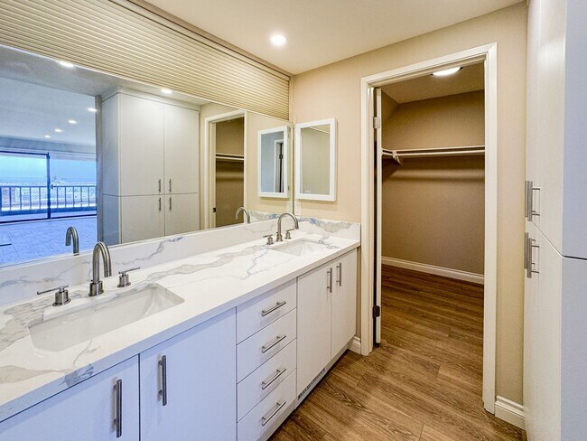 Building Photo - Luxurious Coastal Living: Fully Remodeled 3-Bed, 3.5-Bath with Ocean Views in Sea Point