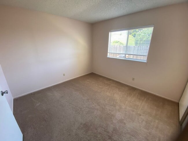 Building Photo - (55+ Community) Perfectly Located 2 Bedroom House in Oceanside Available 1st Week of June!