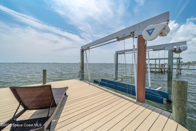 Building Photo - 1110 S Banana River Dr