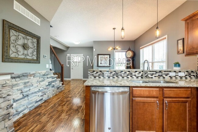 Building Photo - 1651 SW Arlan Dr