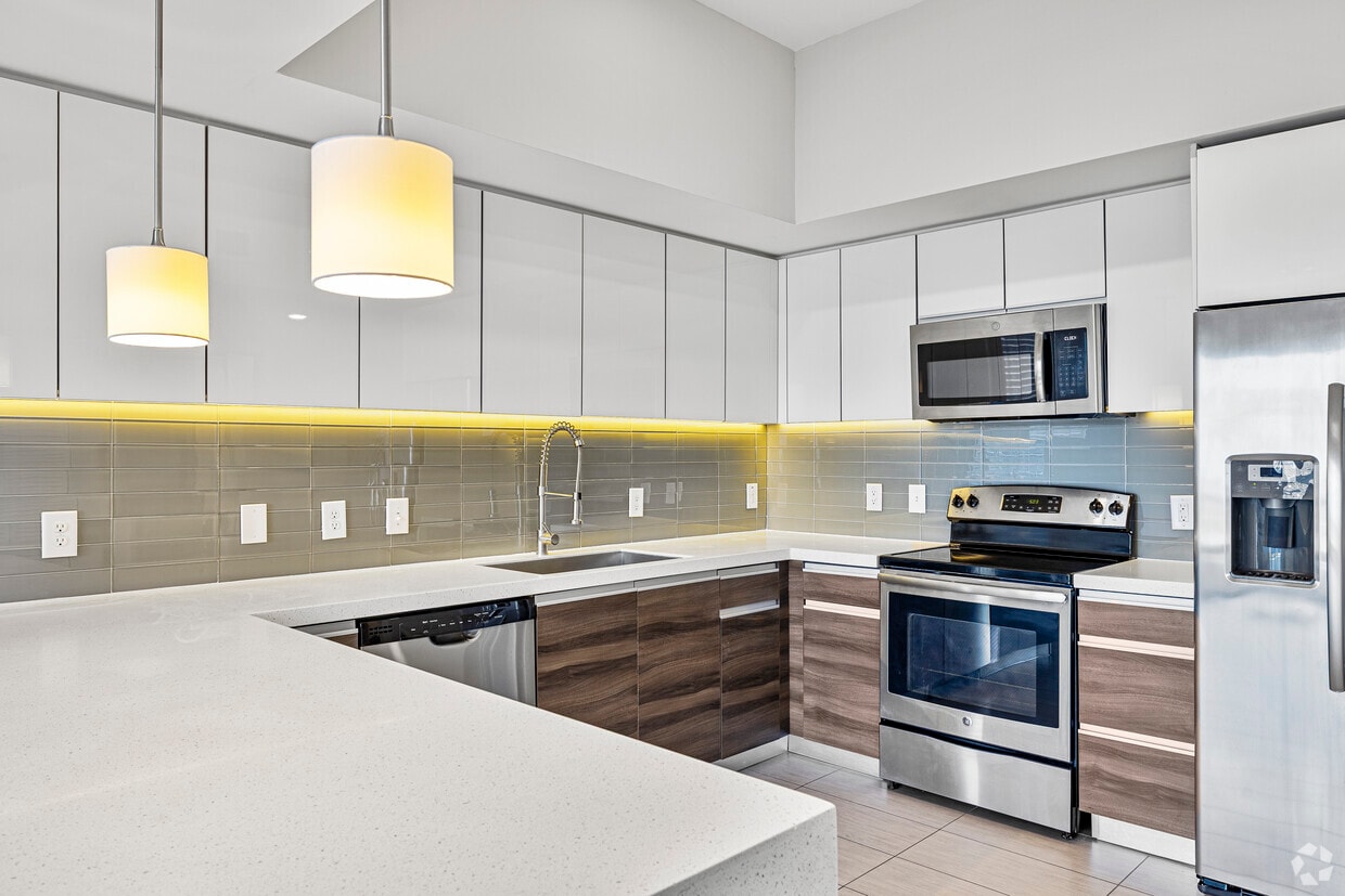 1BR, 1BA - 730 SF - Kitchen - Brickell View Terrace