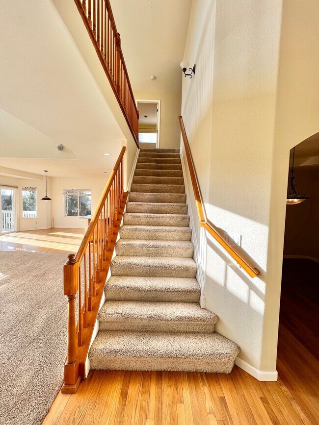 Building Photo - 4 bed, 3 bath Home in Huntington Hills Nei...