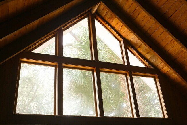 Building Photo - Available 6/15. Stunning, Fully-Rennovated...
