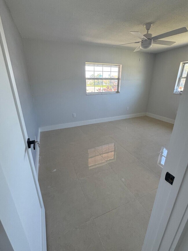 Building Photo - 400 Capri Blvd