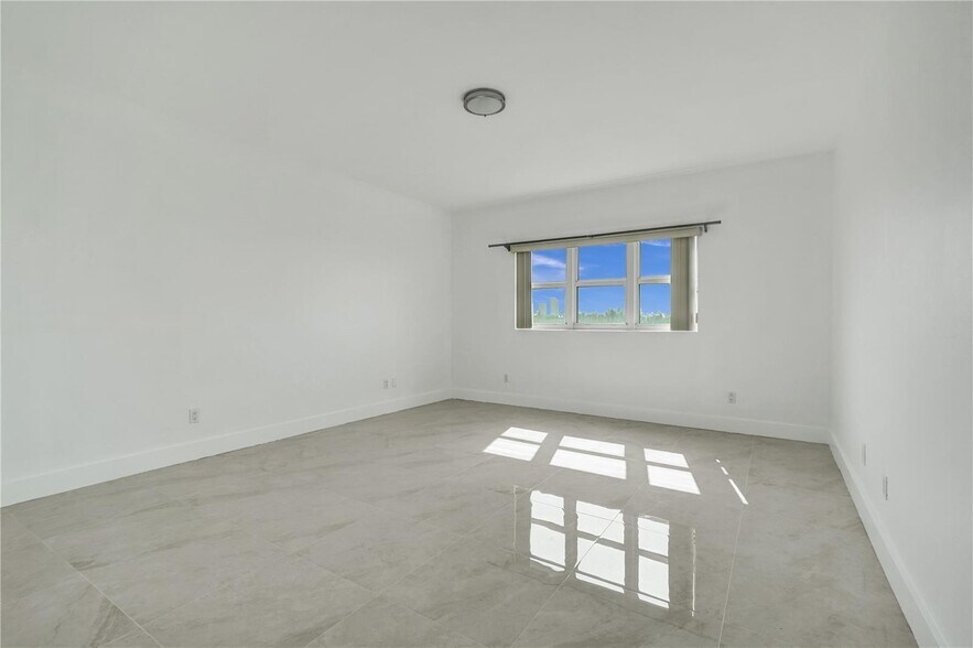 Building Photo - 14951 Royal Oaks Ln