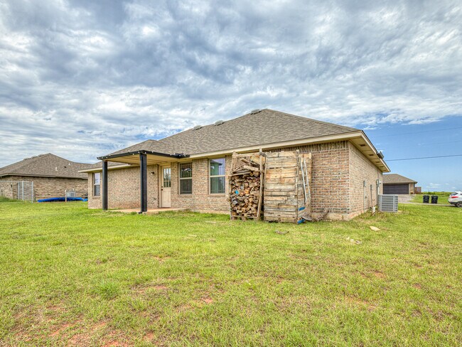 Building Photo - 2202 Buchanan Dr