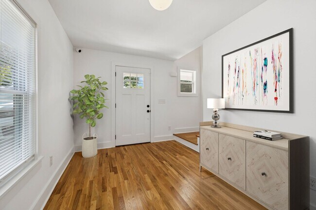 Building Photo - Beautifully Remodeled Home Just Minutes From Downtown Nashville