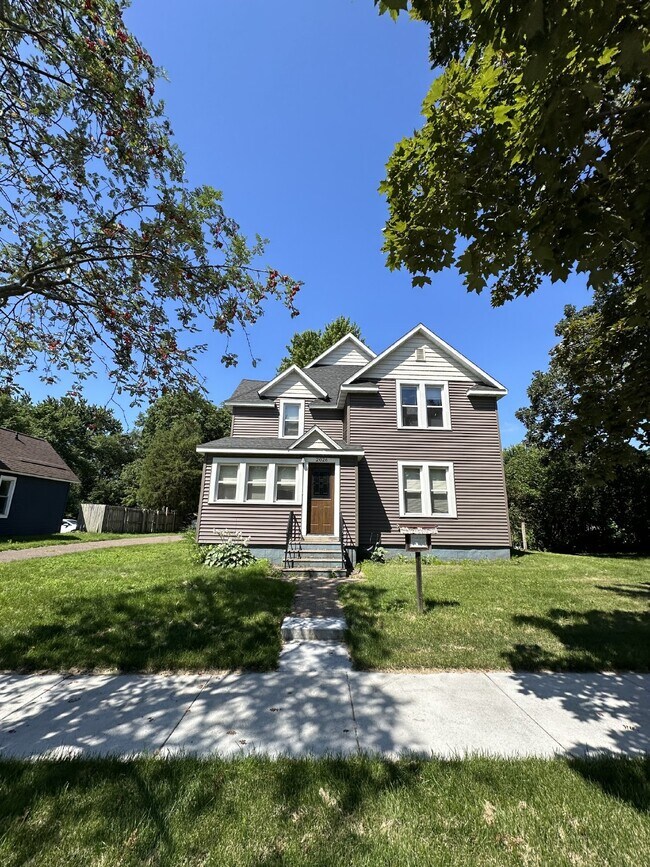 Building Photo - Charming 2-Bed, 2-Bath Duplex in Eau Claire
