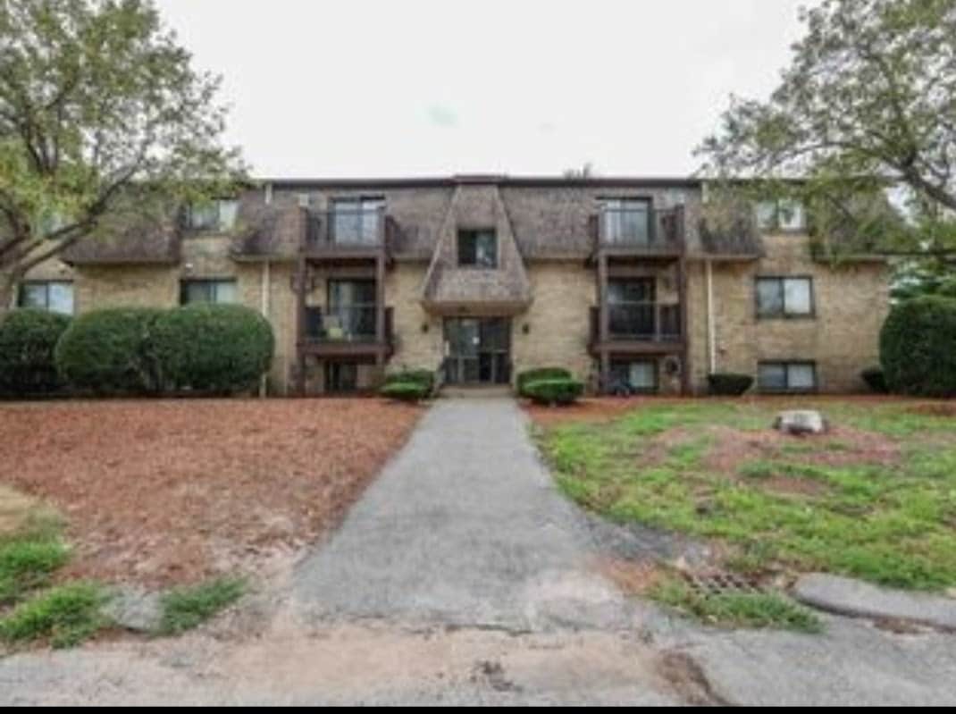 Close to shopping , Rt93 and Tuscan Village - 16 Tiffany Rd