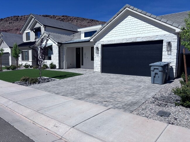 Building Photo - Wonderful single story 4 bed | 3 Bath | 2 Car Garage off Washington Dam Rd with Hot Tub