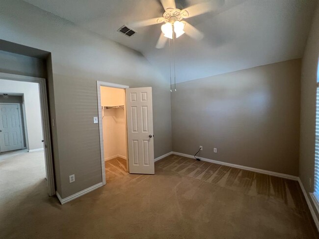 Building Photo - 922 Fulbourne Dr