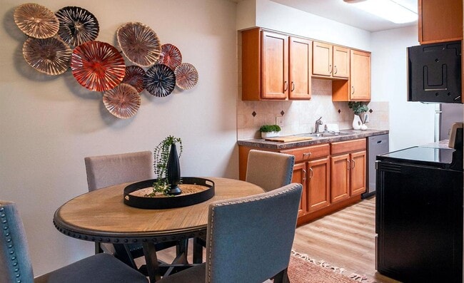 Building Photo - Beautiful Updated 2 Bed 1 Bath Condo by Fo...