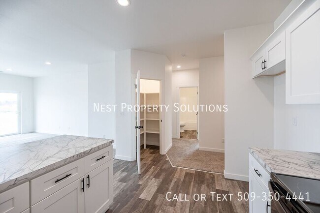 Building Photo - 164 E Montmorency-A