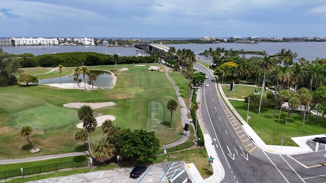Building Photo - 113 N Lakeside Dr