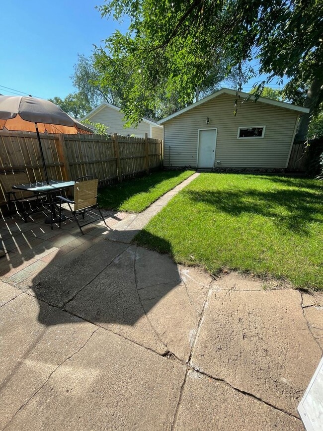 Building Photo - Three Bedroom House Near Campus