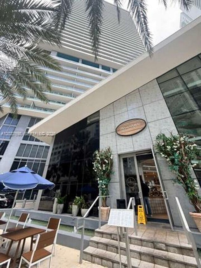 Building Photo - 1300 Brickell Bay Dr