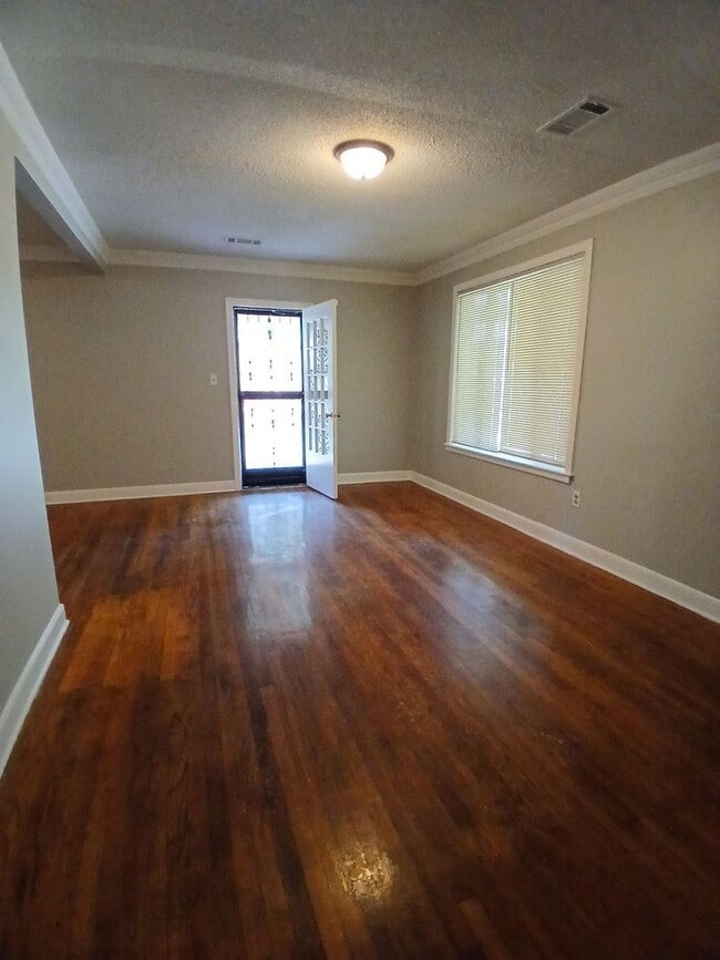 Building Photo - Spacious 3 Bedroom 2 Bath