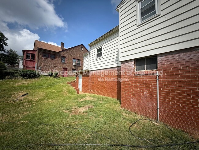 Building Photo - 828 Circle Dr