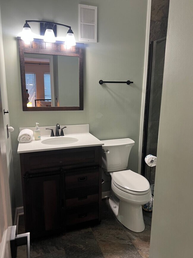 Building Photo - Furnished Updated Condo on HHI - Walk to the Beach!