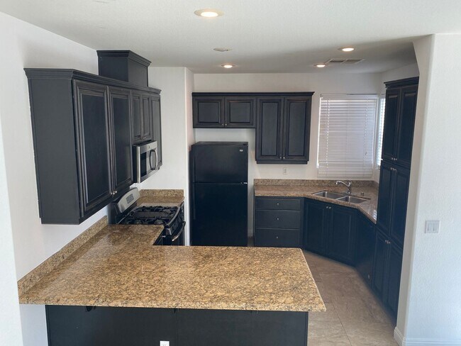 Building Photo - Beautiful 3Bed/3Bath/2Car corner lot home located in the guard gated Tuscany Community