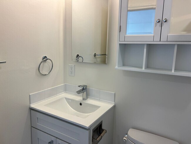 Building Photo - Light, bright & all NEW inside. Beautiful upgrades in this naturally bright 2 bd, 1 ba unit with ...