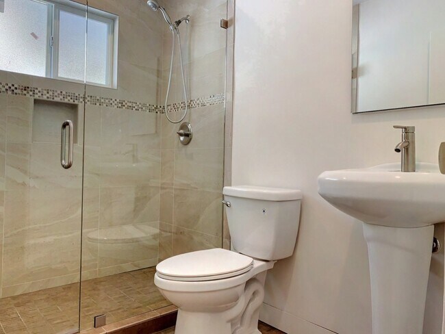 Building Photo - Charming, Remodeled 3-Bed / 3-Bath Home wi...
