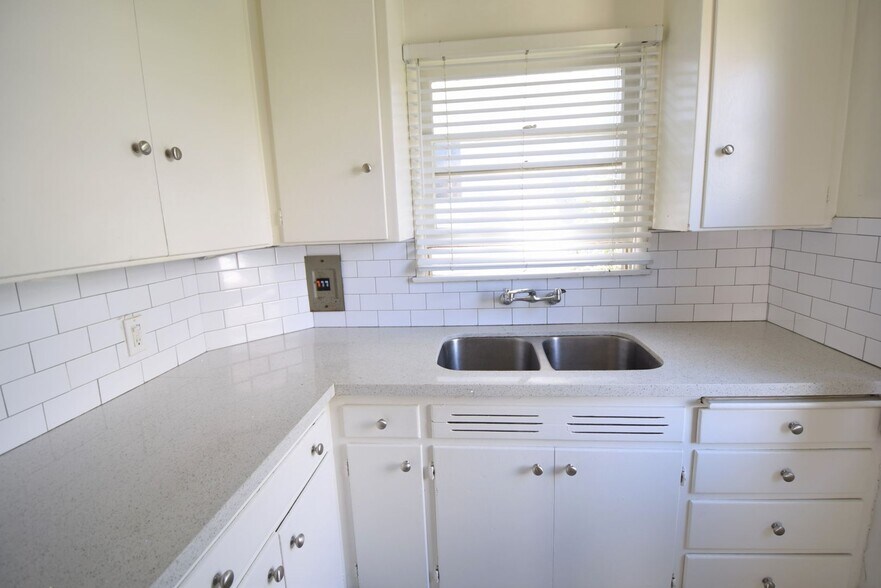 Building Photo - 14830 Dickens St
